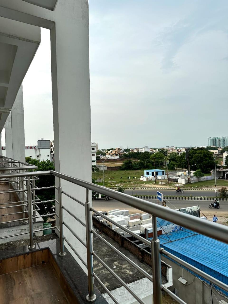 Grand Pearl Hotel & Banquet ลัคเนา ภายนอก รูปภาพ