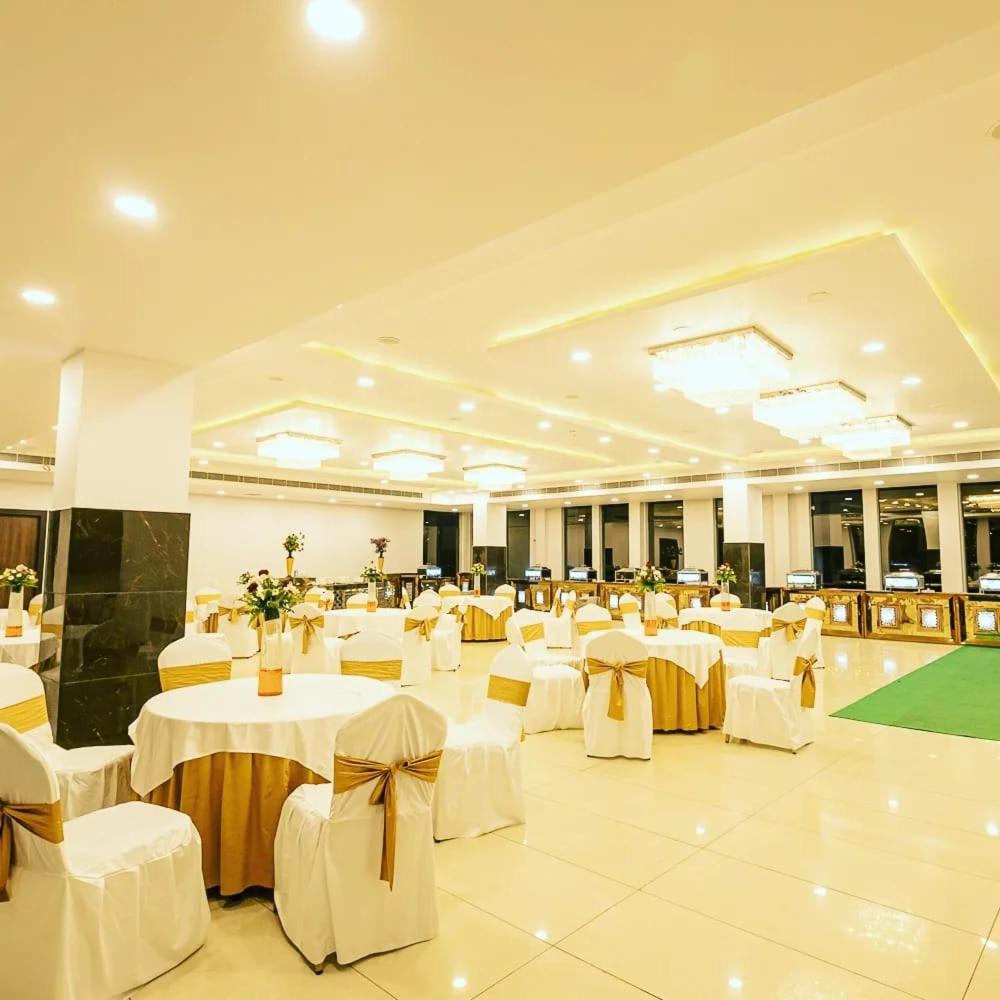 Grand Pearl Hotel & Banquet ลัคเนา ภายนอก รูปภาพ