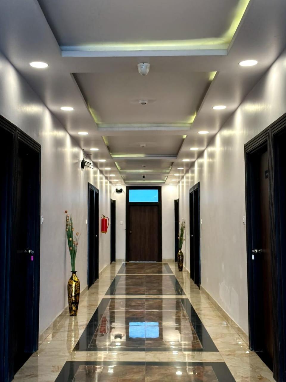 Grand Pearl Hotel & Banquet ลัคเนา ภายนอก รูปภาพ