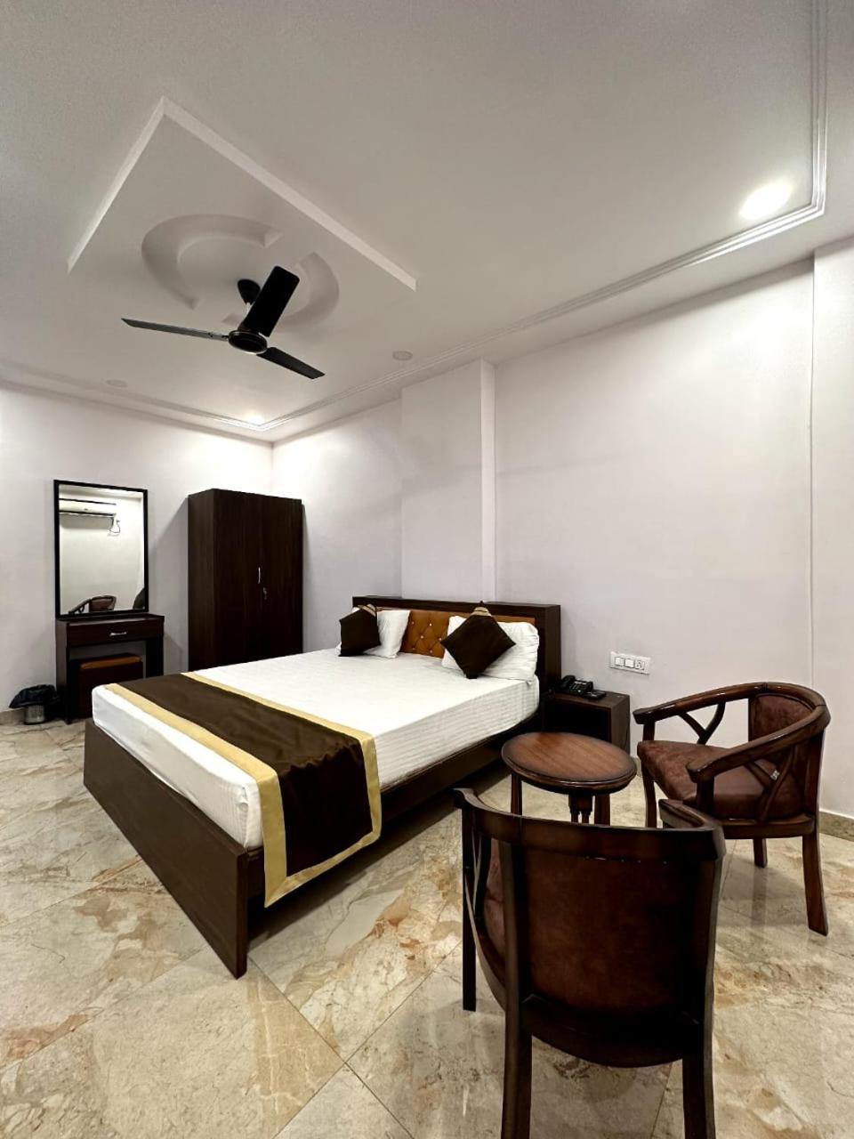 Grand Pearl Hotel & Banquet ลัคเนา ภายนอก รูปภาพ